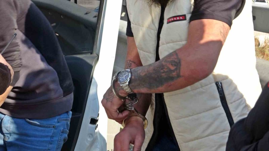 Polisin Lastiklerini Patlatarak Durdurduğu Ehliyetsiz Sürücü: "ehliyetsiziz Diye Araba Mı Kullanmayalım"