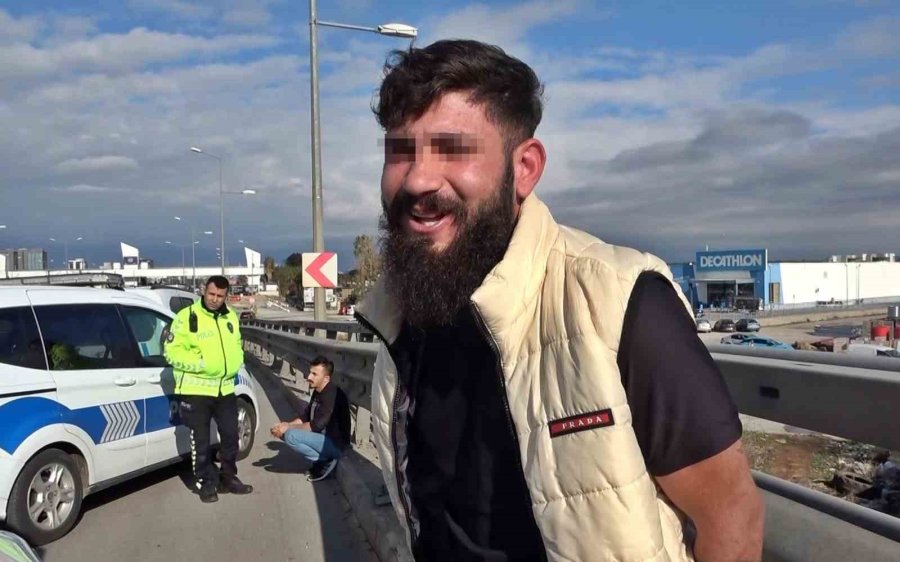 Polisin Lastiklerini Patlatarak Durdurduğu Ehliyetsiz Sürücü: "ehliyetsiziz Diye Araba Mı Kullanmayalım"