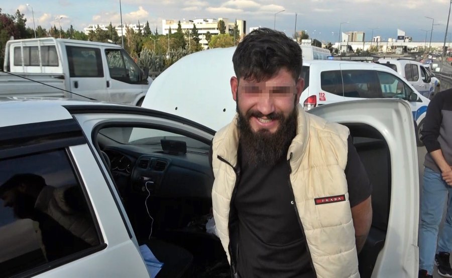 Polisin Lastiklerini Patlatarak Durdurduğu Ehliyetsiz Sürücü: "ehliyetsiziz Diye Araba Mı Kullanmayalım"