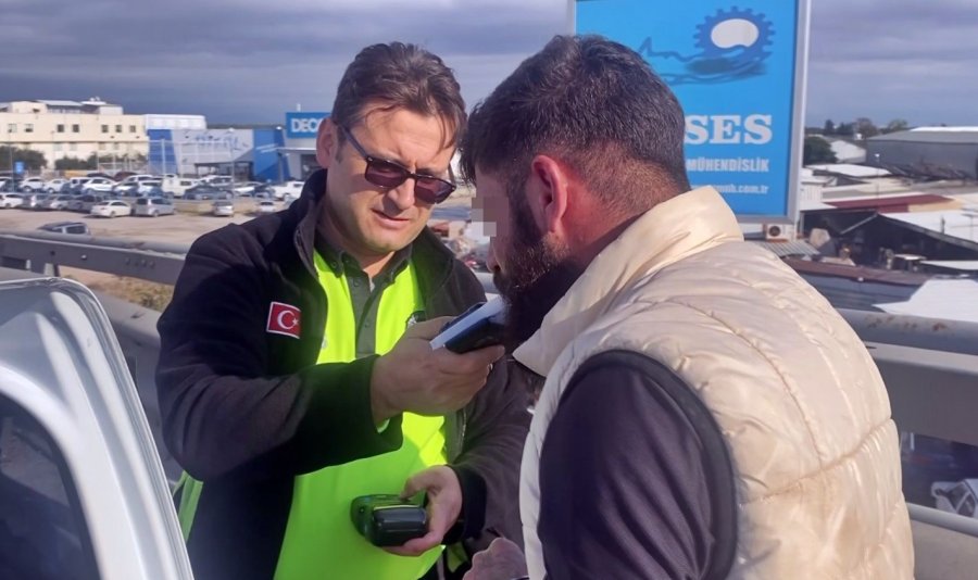 Polisin Lastiklerini Patlatarak Durdurduğu Ehliyetsiz Sürücü: "ehliyetsiziz Diye Araba Mı Kullanmayalım"