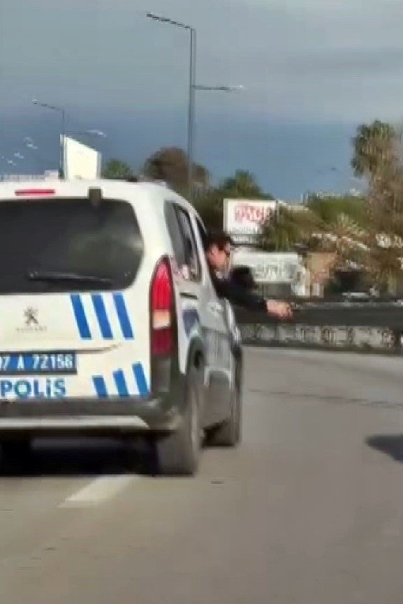 Polisin Lastiklerini Patlatarak Durdurduğu Ehliyetsiz Sürücü: "ehliyetsiziz Diye Araba Mı Kullanmayalım"