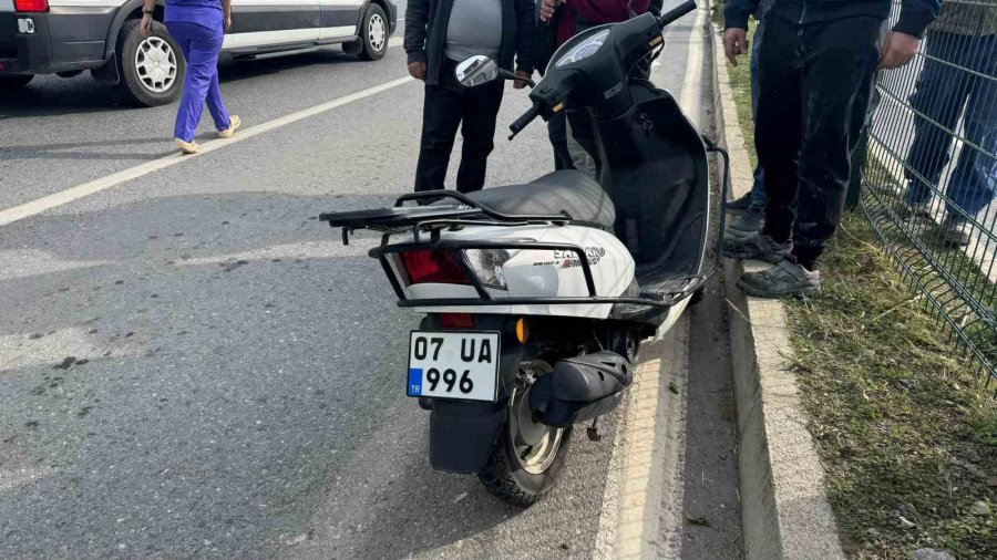 Yolun Soluna Geçmeye Çalışan Motosiklet Otomobille Çarpıştı