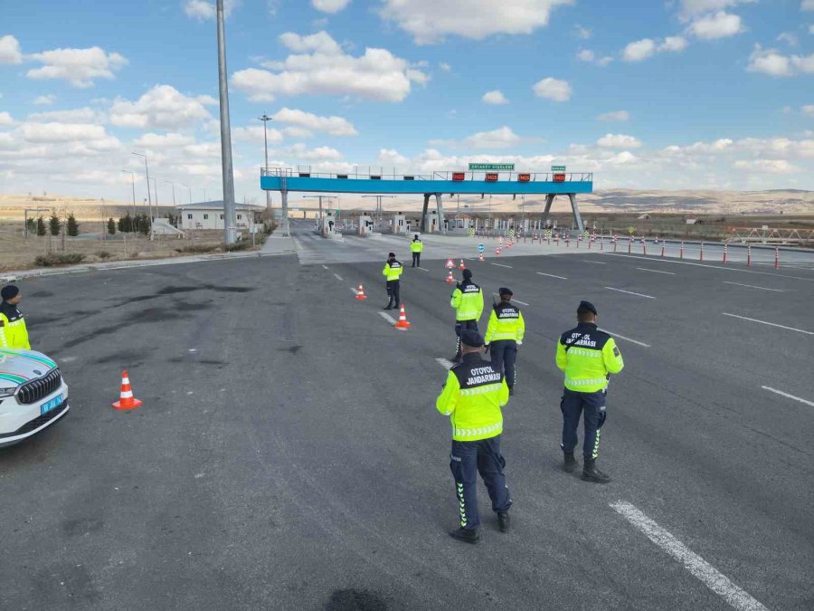 Otoyollar Hem Havadan Hem De Karadan Jandarmaya Emanet