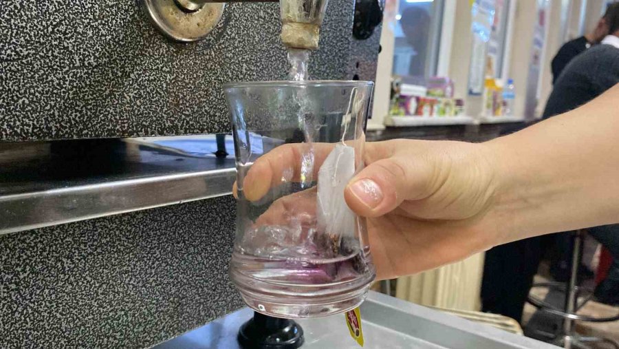 Aşırı Sıcak İçeceklerin Tüketilmesi Zamanla Sağlık Sorunları Oluşturuyor