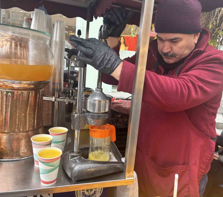 Salgın Hastalıklardan Korunmak İçin Taze Sıkılmış Portakal Suyu Büyük İlgi Görüyor