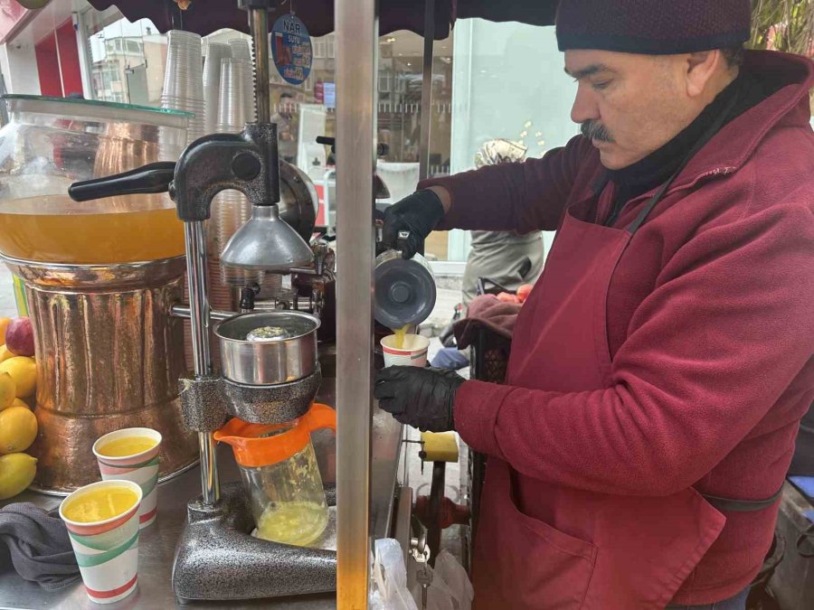 Salgın Hastalıklardan Korunmak İçin Taze Sıkılmış Portakal Suyu Büyük İlgi Görüyor