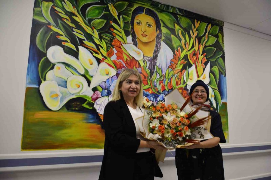 Annesinin Tedavi Gördüğü Servisi Resimlerle Süsledi