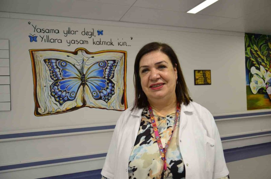 Annesinin Tedavi Gördüğü Servisi Resimlerle Süsledi