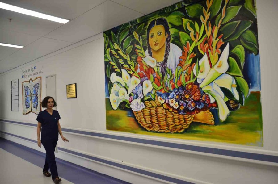 Annesinin Tedavi Gördüğü Servisi Resimlerle Süsledi