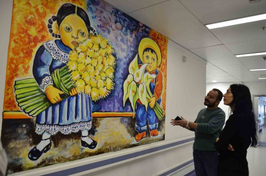 Annesinin Tedavi Gördüğü Servisi Resimlerle Süsledi