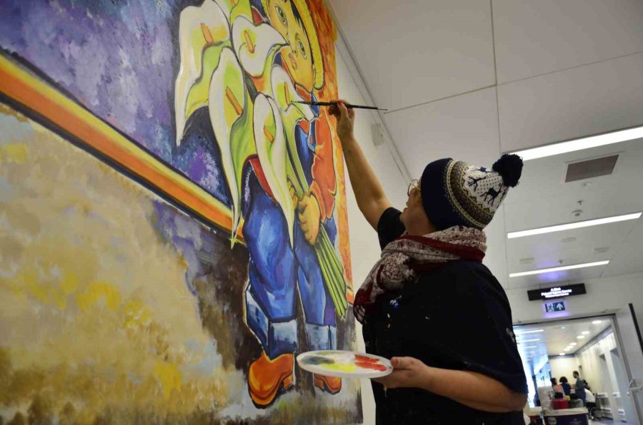 Annesinin Tedavi Gördüğü Servisi Resimlerle Süsledi