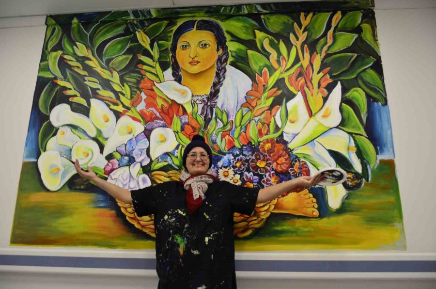 Annesinin Tedavi Gördüğü Servisi Resimlerle Süsledi