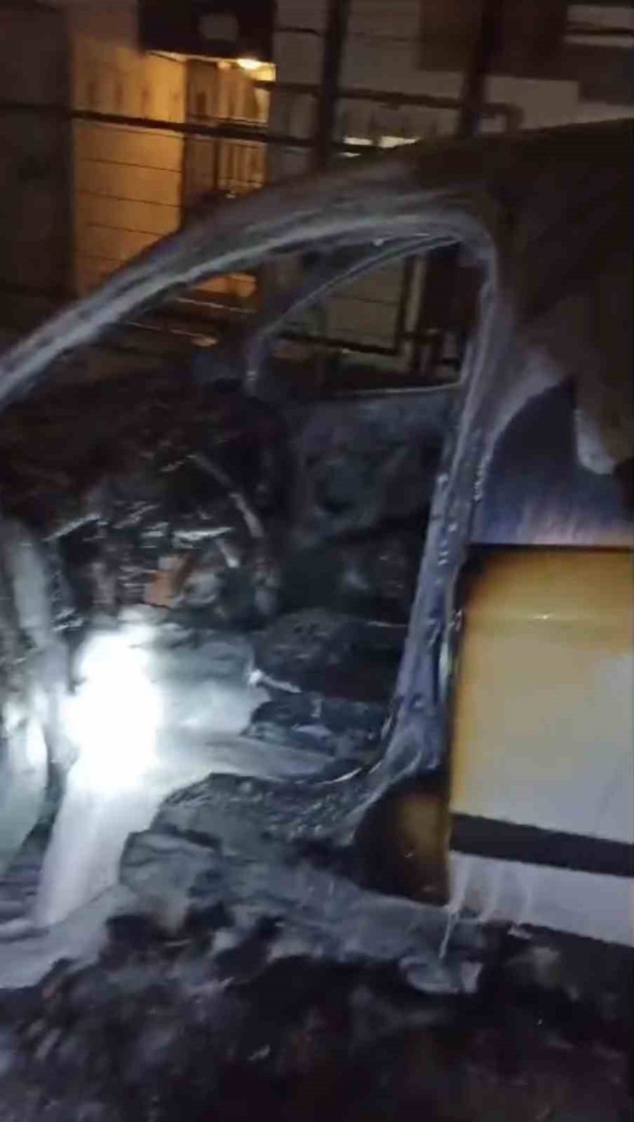 Tarsus’ta Park Halindeki Araç Alev Alev Yandı