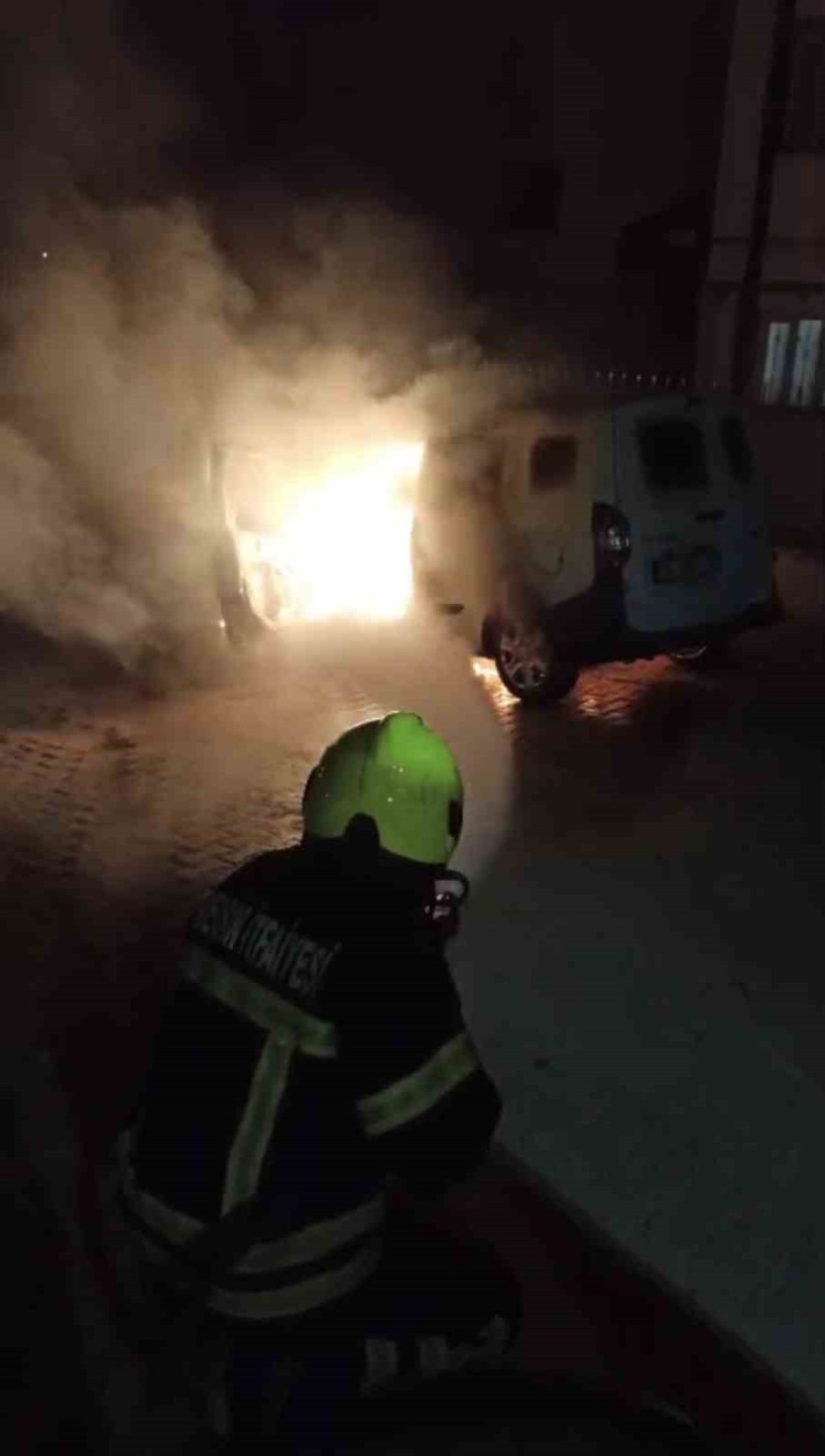 Tarsus’ta Park Halindeki Araç Alev Alev Yandı