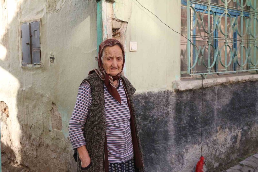 Penbegül Teyze Akan Çatısına Yardım Bekliyor