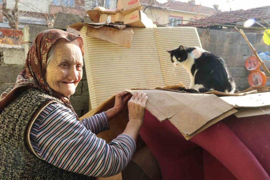 Penbegül Teyze Akan Çatısına Yardım Bekliyor