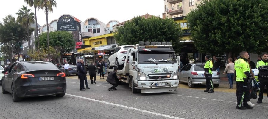Lüks Marka Araç, Park Halindeki Otomobillere Çarparak Durabildi