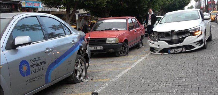 Lüks Marka Araç, Park Halindeki Otomobillere Çarparak Durabildi