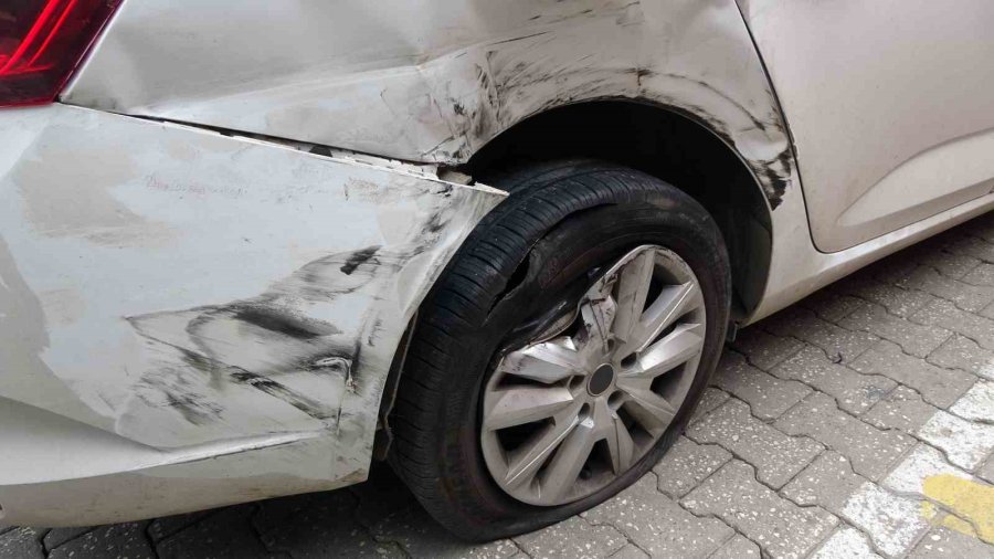 Lüks Marka Araç, Park Halindeki Otomobillere Çarparak Durabildi
