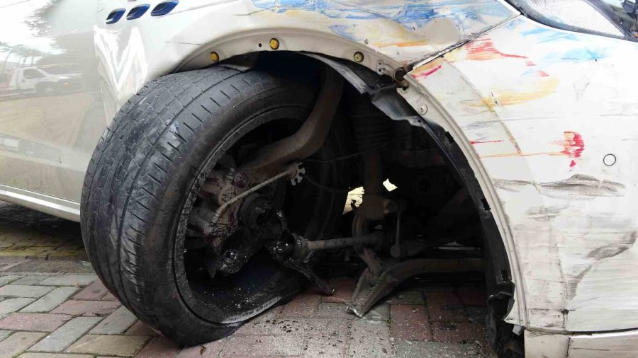 Lüks Marka Araç, Park Halindeki Otomobillere Çarparak Durabildi