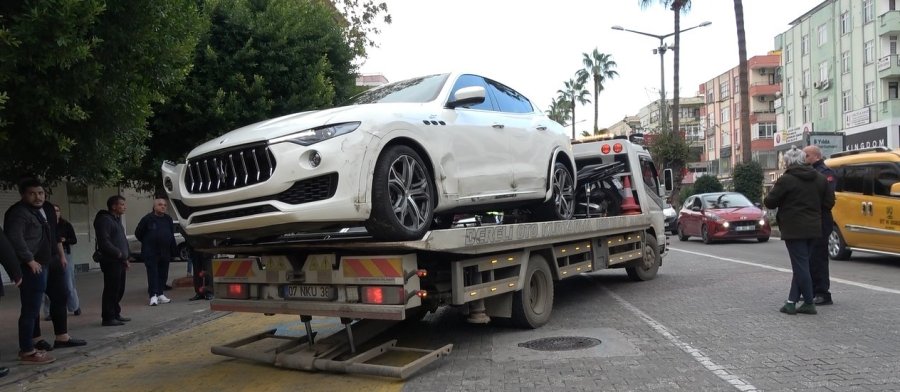 Lüks Marka Araç, Park Halindeki Otomobillere Çarparak Durabildi