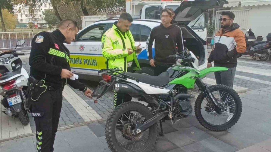 İlk Kez Ceza Yedi, Ceza Makbuzuyla Hatıra Fotoğrafı Çektirdi