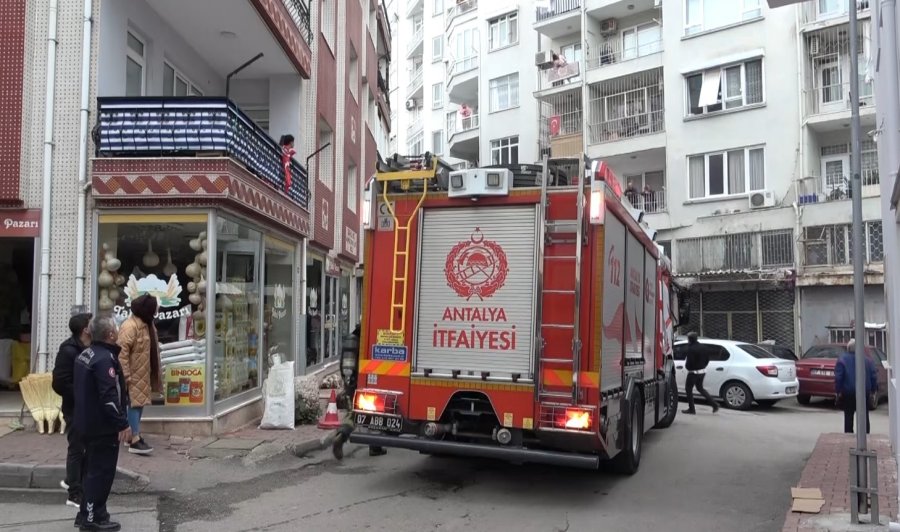 Yangına Giden İtfaiye Ekiplerinin Dar Sokaklardaki Park Çilesi