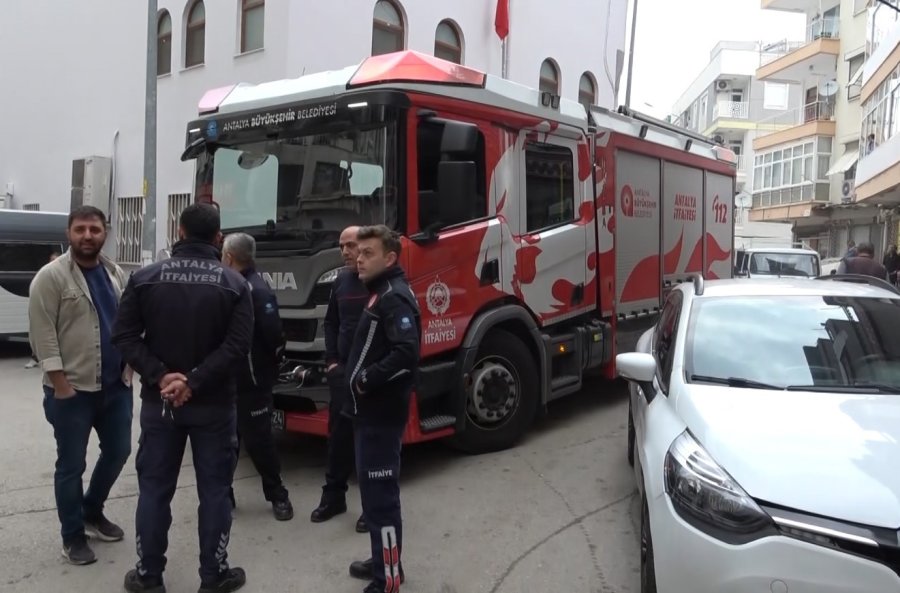 Yangına Giden İtfaiye Ekiplerinin Dar Sokaklardaki Park Çilesi