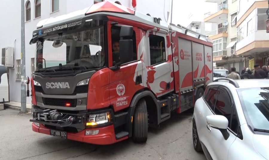 Yangına Giden İtfaiye Ekiplerinin Dar Sokaklardaki Park Çilesi