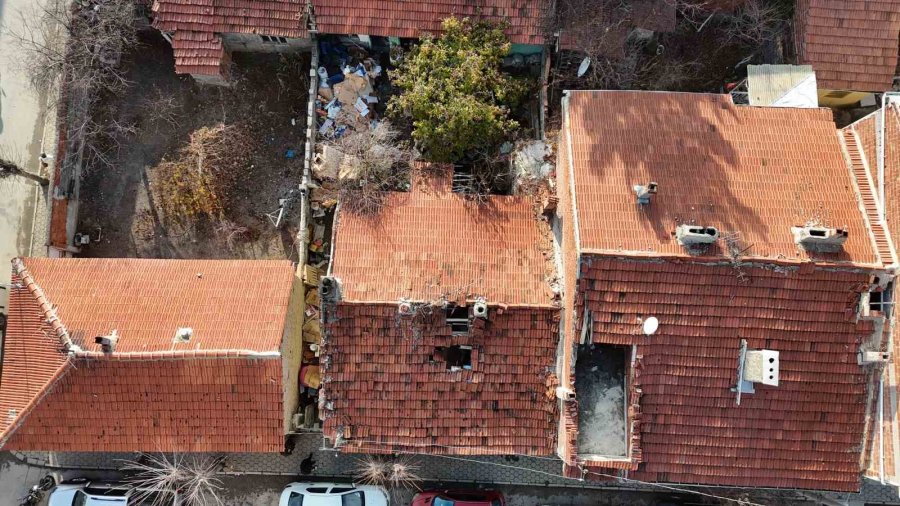 Penbegül Teyze Akan Çatısına Yardım Bekliyor