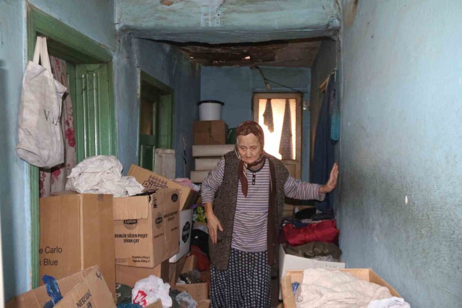 Penbegül Teyze Akan Çatısına Yardım Bekliyor