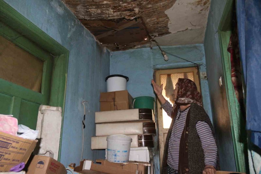 Penbegül Teyze Akan Çatısına Yardım Bekliyor