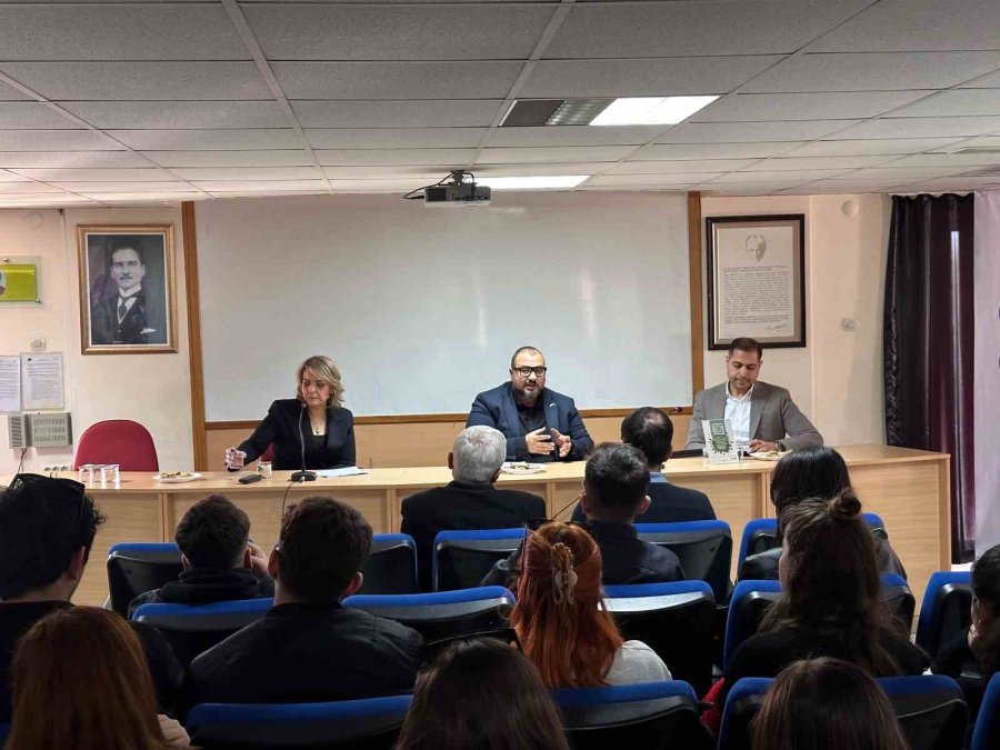 Kariyer Merkezi, Üniversite Öğrencilerini Geleceğe Hazırlıyor