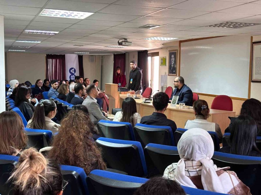 Kariyer Merkezi, Üniversite Öğrencilerini Geleceğe Hazırlıyor