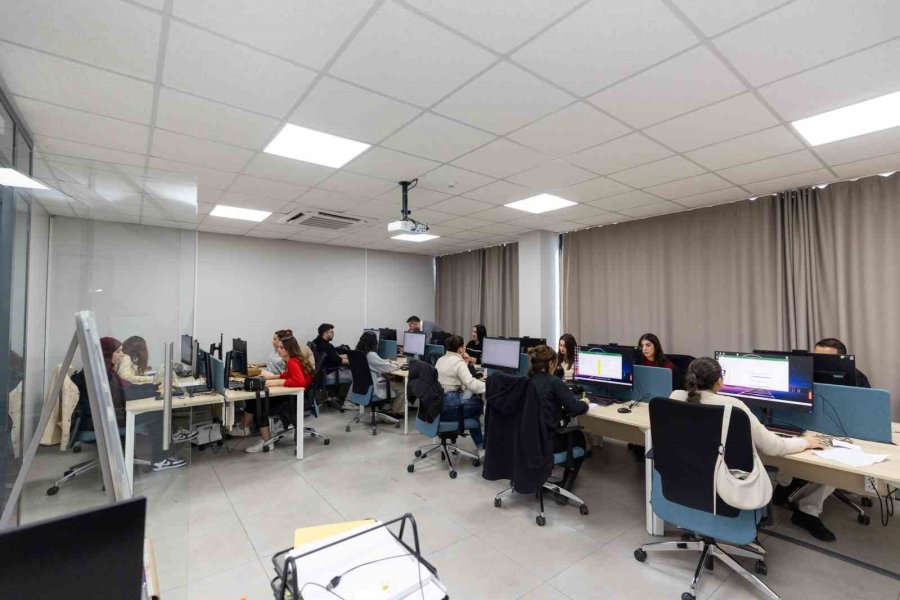 Mercek Mesleki Eğitim Merkezlerinde Ücretsiz Bilgisayar Kursu Veriliyor