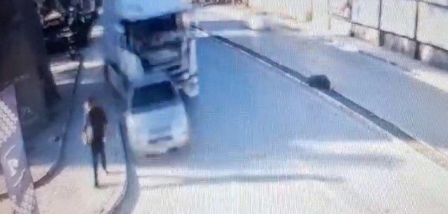 Tarsus’ta Bir Kişinin Yaralandığı Kaza Güvenlik Kamerasına Yansıdı