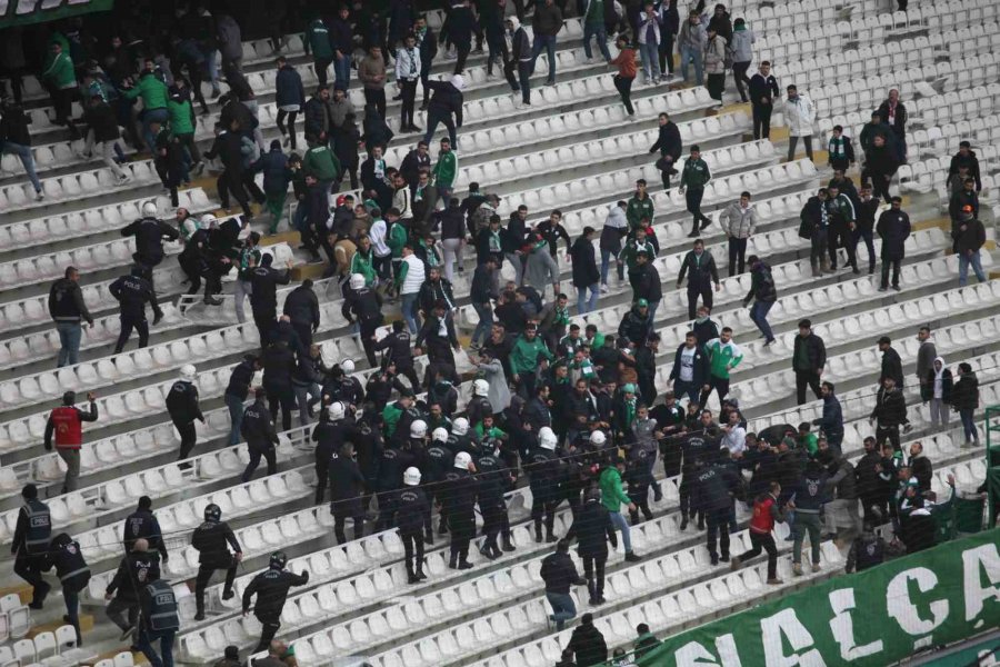 Konyasporlu Taraftarlar Maç Sonu Sahaya Girmeye Çalıştı