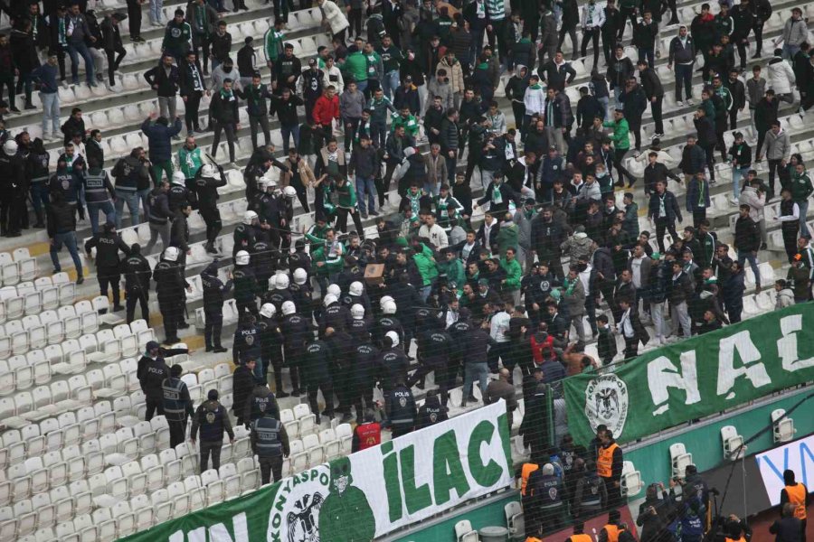 Konyasporlu Taraftarlar Maç Sonu Sahaya Girmeye Çalıştı