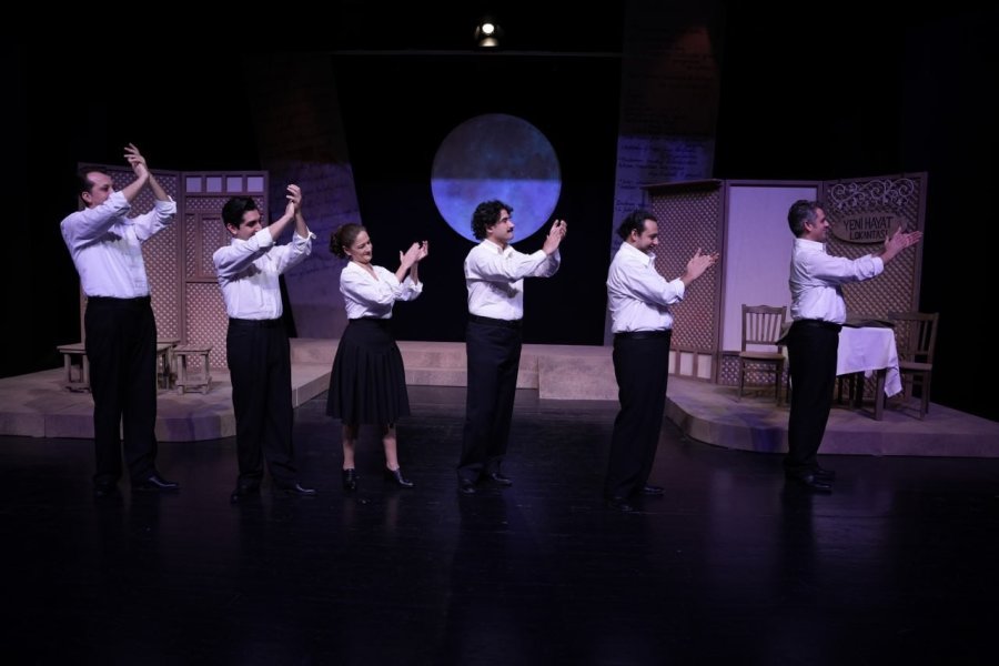 "bir Acayip Resmi Geçit" Oyunu İzleyiciden Tam Not Aldı