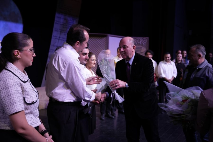 "bir Acayip Resmi Geçit" Oyunu İzleyiciden Tam Not Aldı