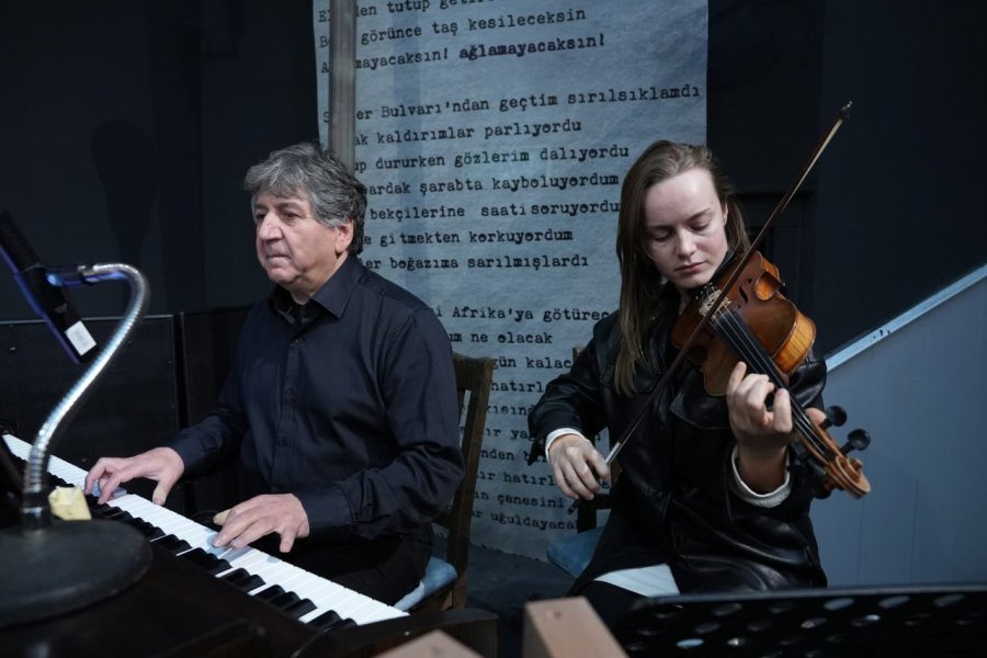 "bir Acayip Resmi Geçit" Oyunu İzleyiciden Tam Not Aldı