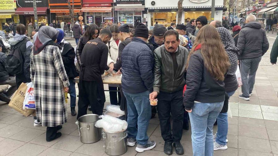 Ücretsiz Lokma Dağıtımı İzdihama Neden Oldu