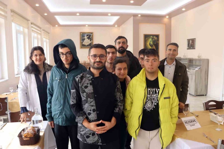 Özel Öğrencilere ’garsonluk’ Eğitimi