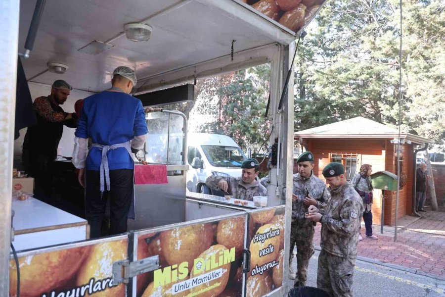 Konya’da Şehit Polis Anısına Lokma Dağıtıldı