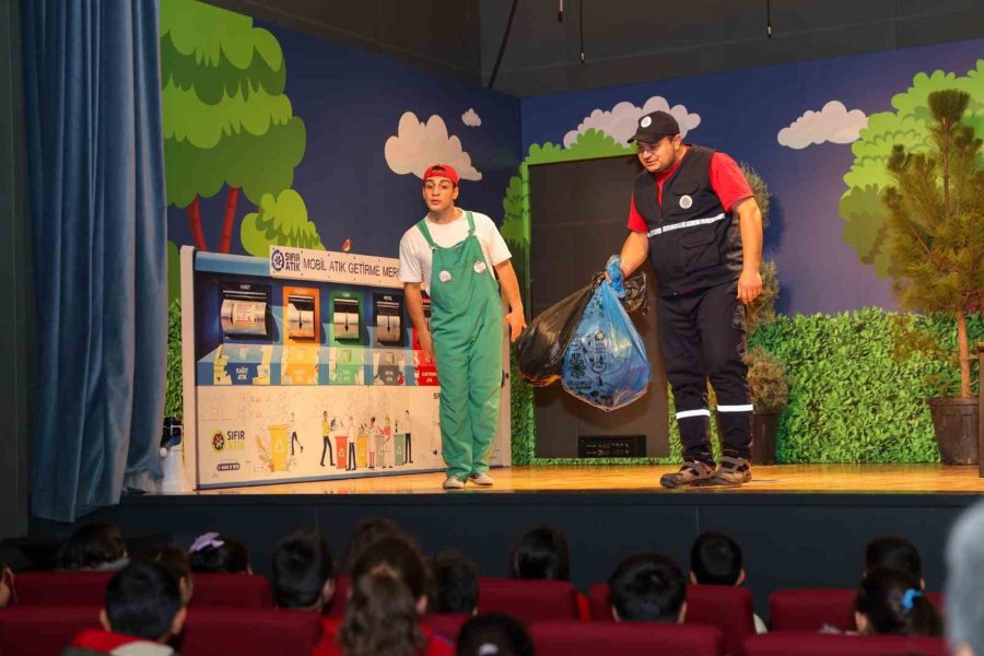 Selçuklu Belediyesi Öğrencilere Tiyatro Aracılığıyla Sıfır Atık Bilinci Aşılıyor