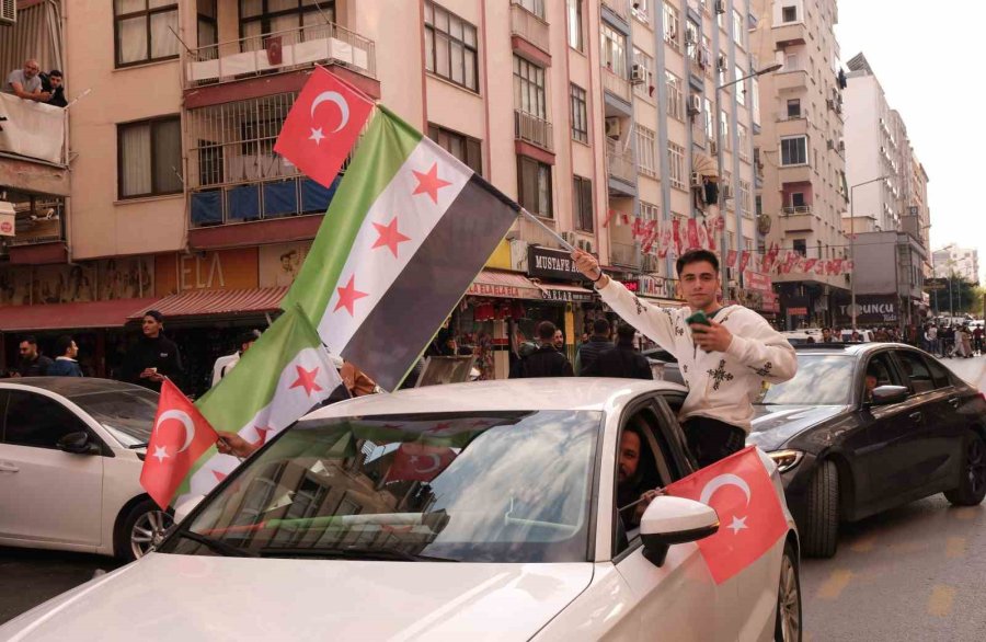 Esed Ülkeyi Terk Etti, Mersin’deki Suriyeliler Kutlama Yaptı