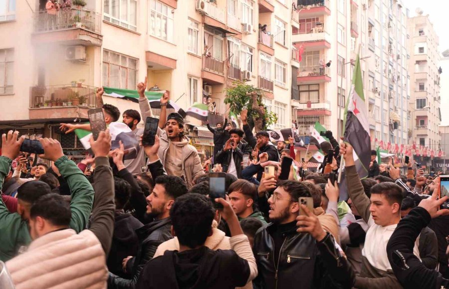 Esed Ülkeyi Terk Etti, Mersin’deki Suriyeliler Kutlama Yaptı