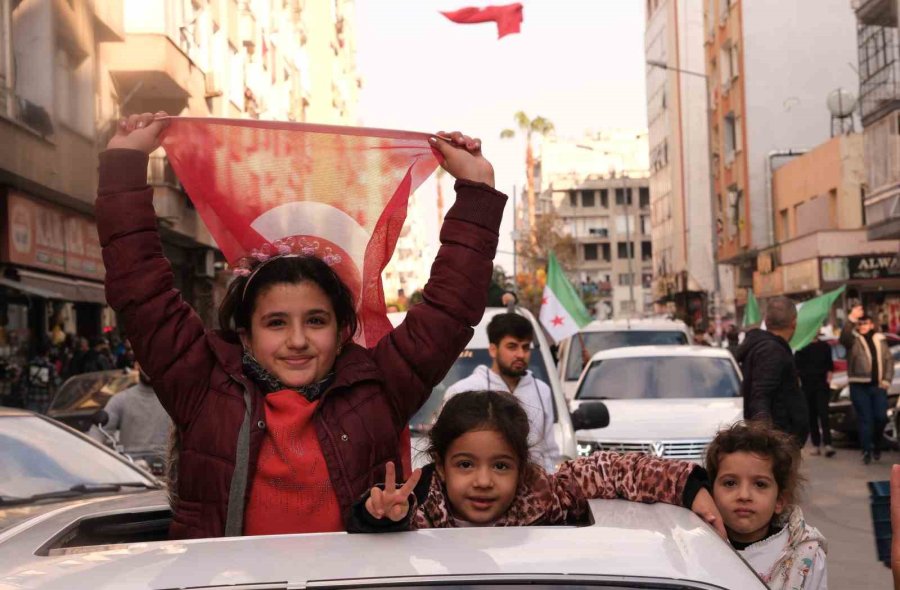 Esed Ülkeyi Terk Etti, Mersin’deki Suriyeliler Kutlama Yaptı