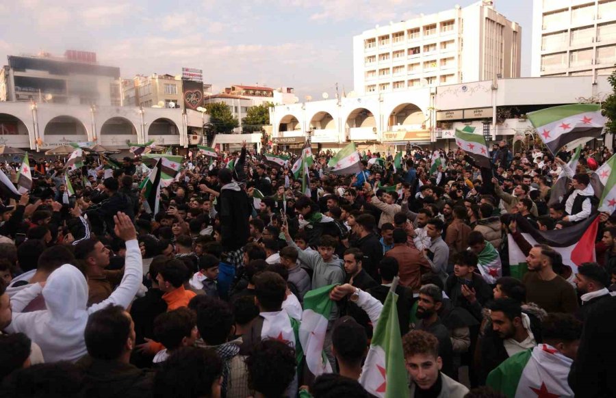 Esed Ülkeyi Terk Etti, Mersin’deki Suriyeliler Kutlama Yaptı