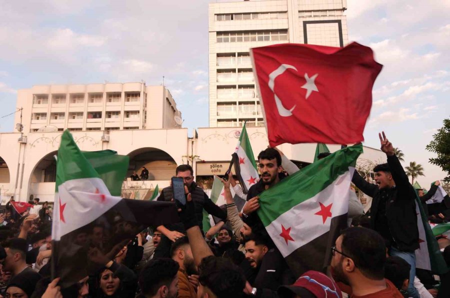 Esed Ülkeyi Terk Etti, Mersin’deki Suriyeliler Kutlama Yaptı